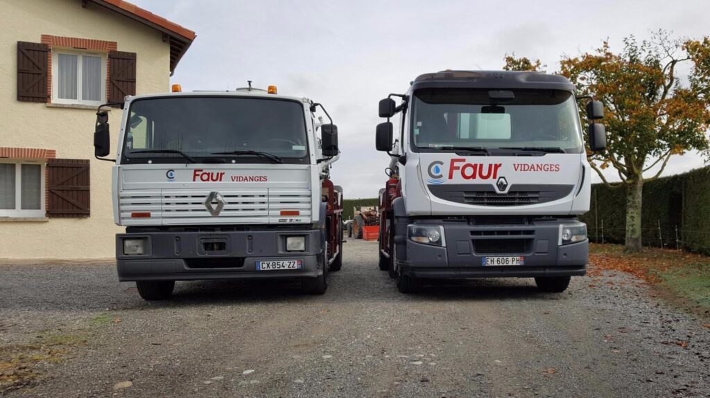 Camions Faure Vidanges Renault : Rénovation de flotte. Deux camions Renault de service Faure Vidanges, l'un ancien (CX-854-ZZ) et l'autre moderne (EH-606-PH), sur un chemin de gravier.